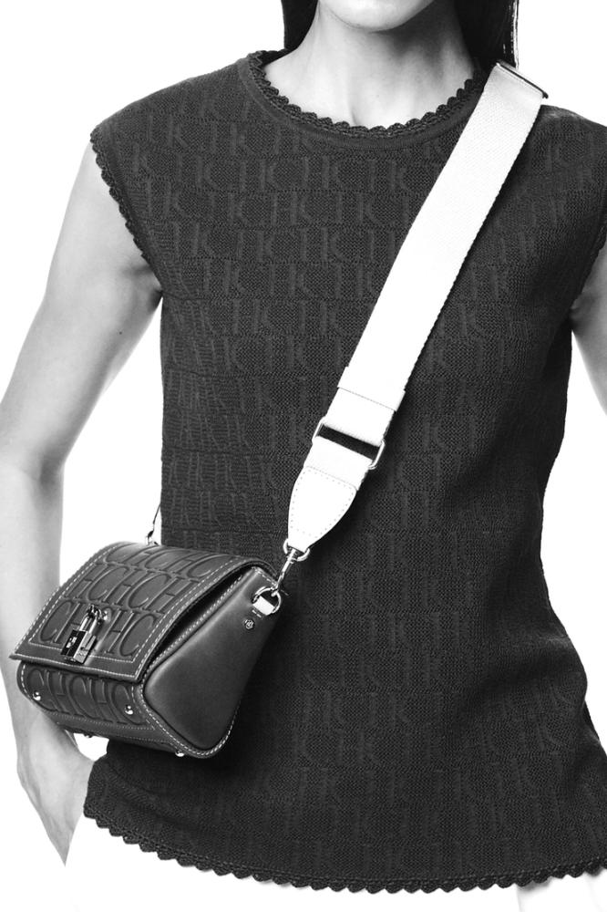 شنطه كارولينا هريرا Andy Locked Crossbody | Medium