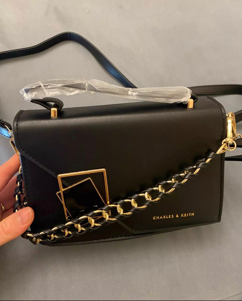 شنطة نسائية( اسود ) انيقة من charles&keith