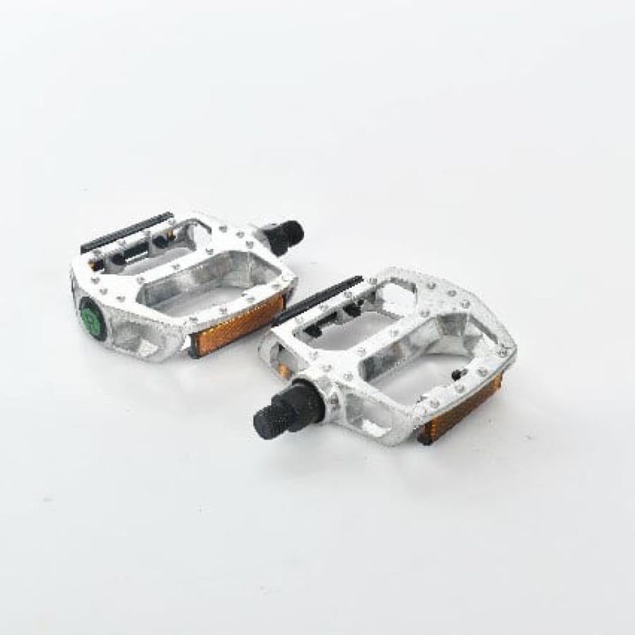 Metal bicycle pedals with reflectors – stability and safety with every step!