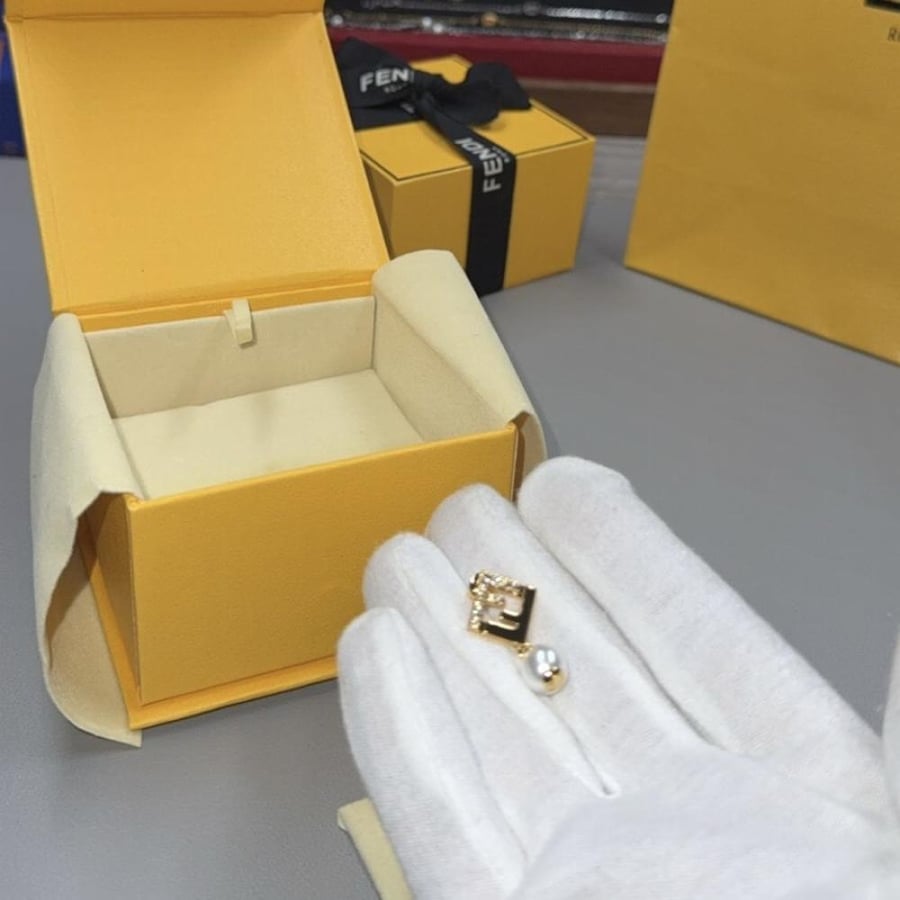 حلق فندي Forever Fendi earrings