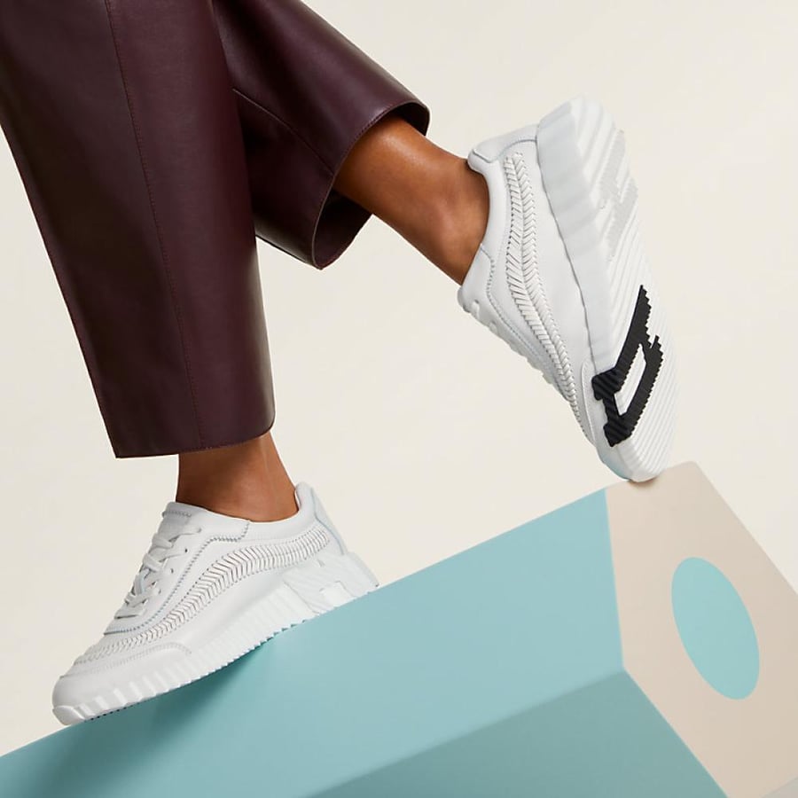 حذاء ارميز ابيض Bouncing sneaker