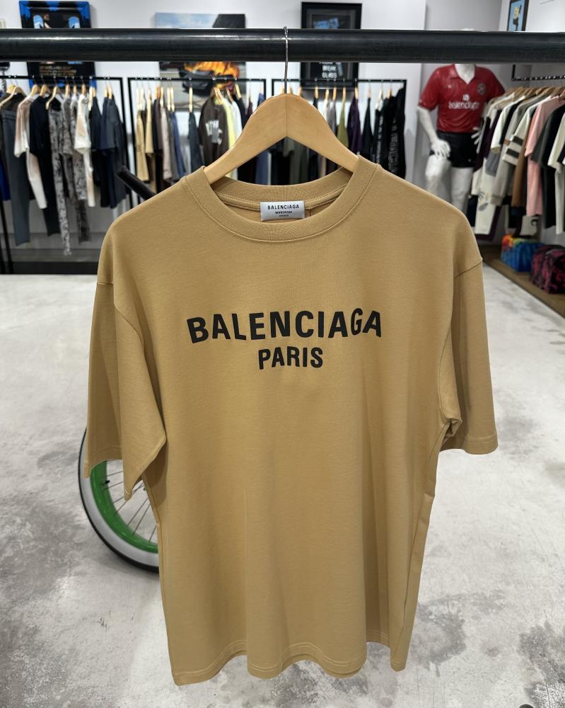 T-shirt with beige color and a black printed logo