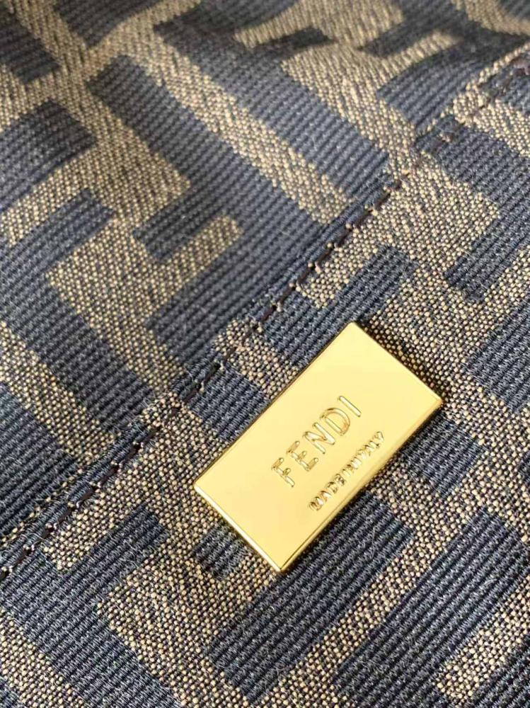 شنطة فندي مقاس19  FENDI bag