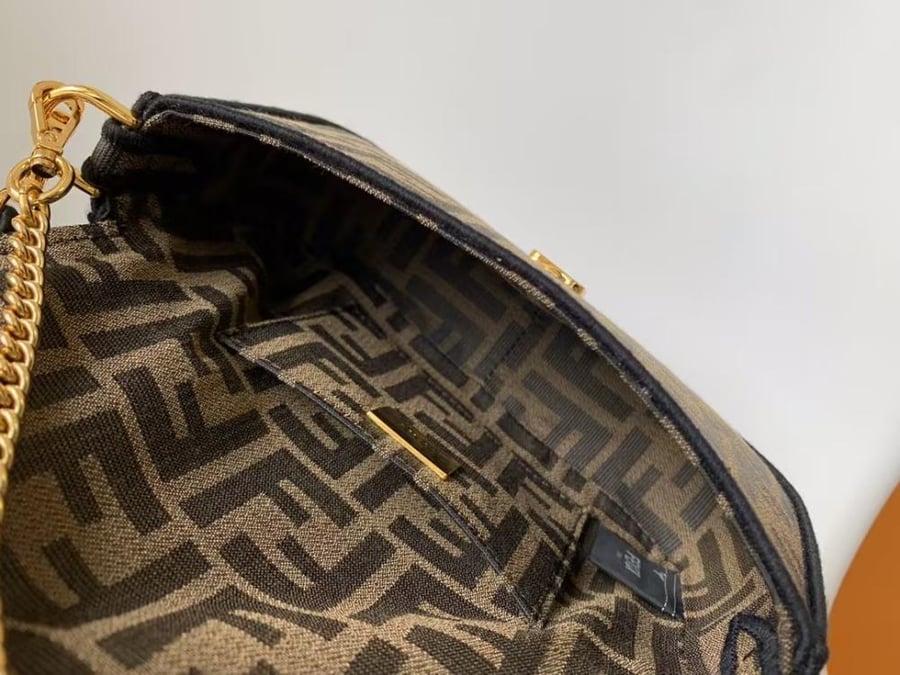 شنطة فندي مقاس19  FENDI bag