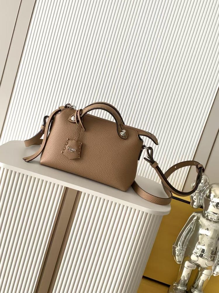 شنطة فندي FENDI bag