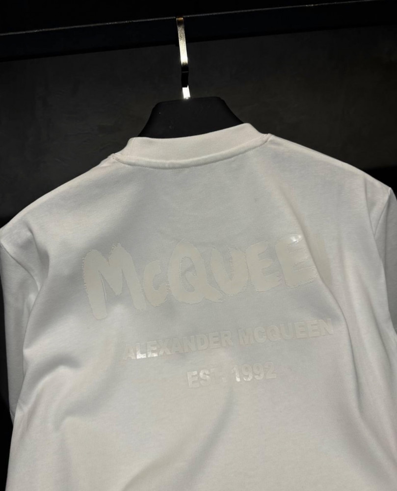 تيشيرت MCQUEEN بشعار فالخلف