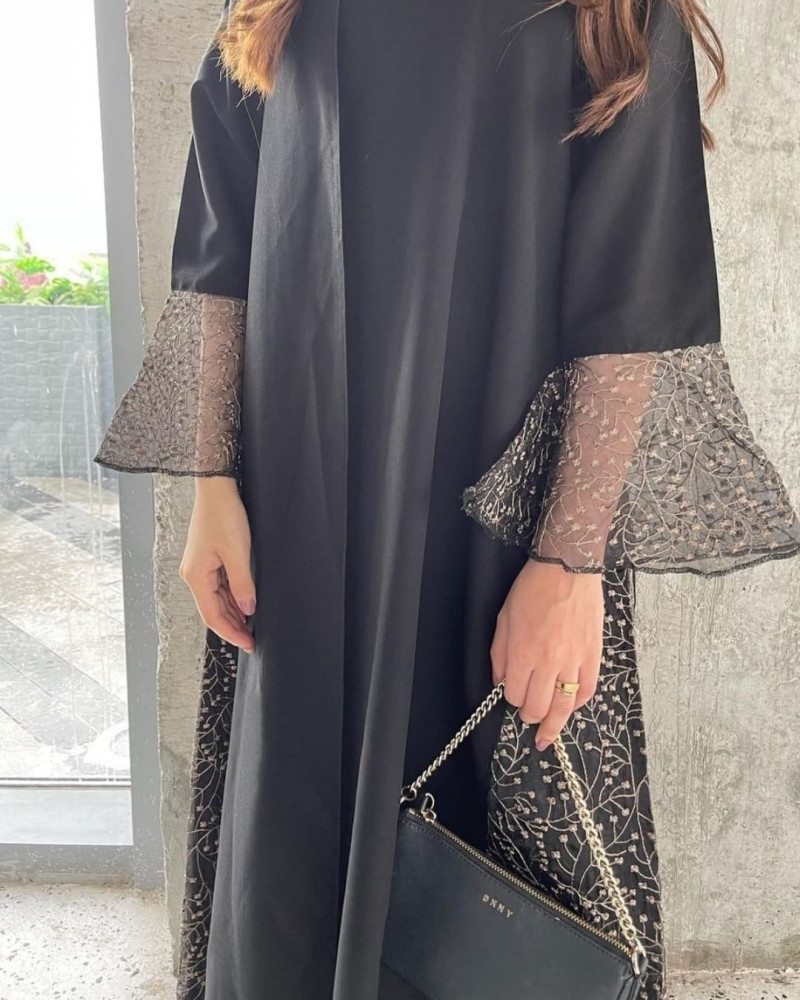 عبايه بقماش كريب +تل