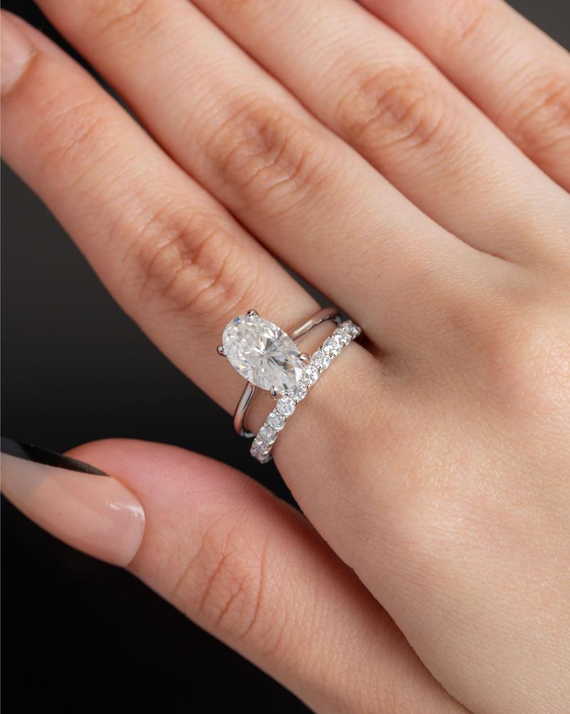 طقم خواتم White OVAL Set فضة مُرصعة بحجر المويسنايت VVS1 ماركة Elegance Lovers