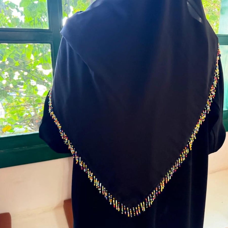 طرحه لون اسود باحجار و خرز هدب شغل يد