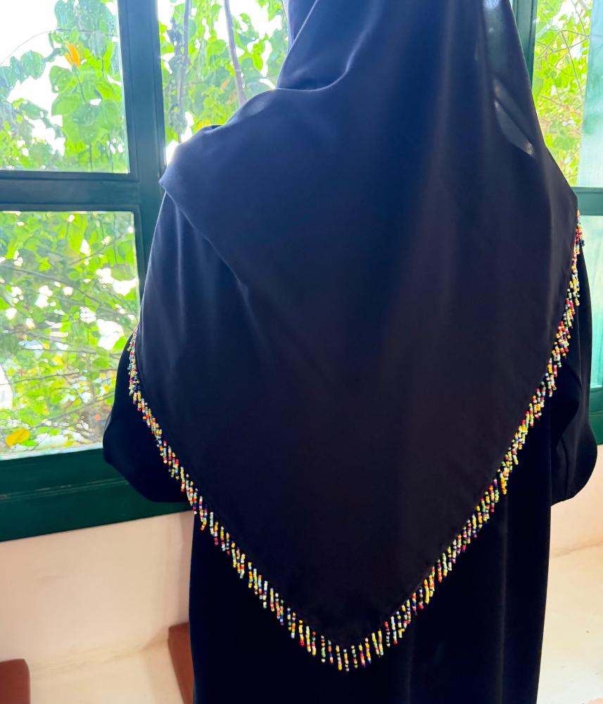 طرح لون اسود  خرز ملون