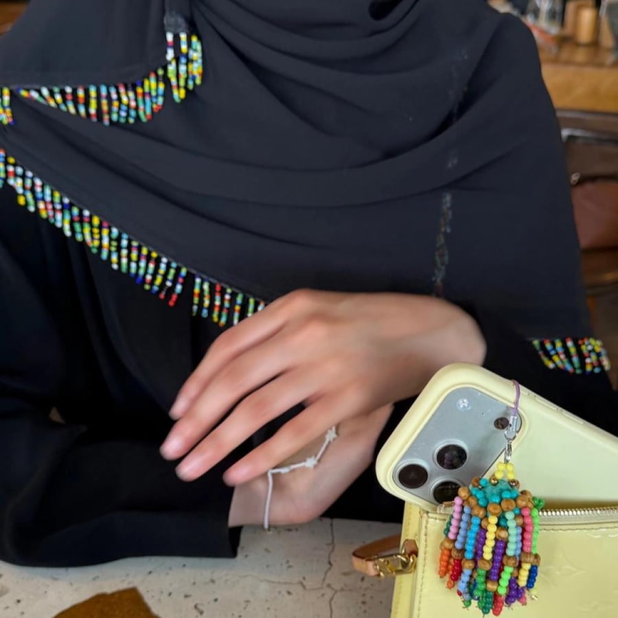 طرحه لون اسود بخرز هدب ملون
