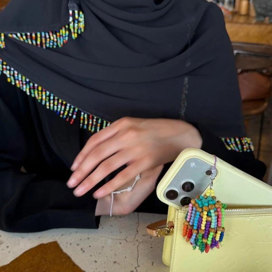 طرحه لون اسود بخرز هدب ملون