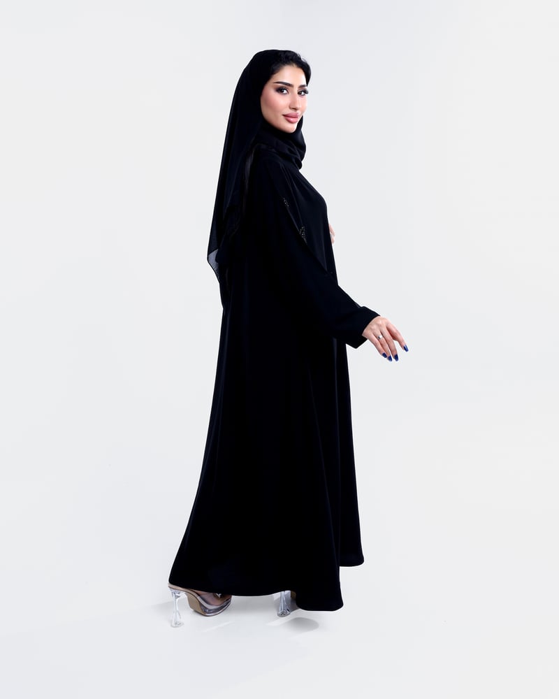كريب بقصة نص كلوش بتصميم مميز وتطريز على الاكمام