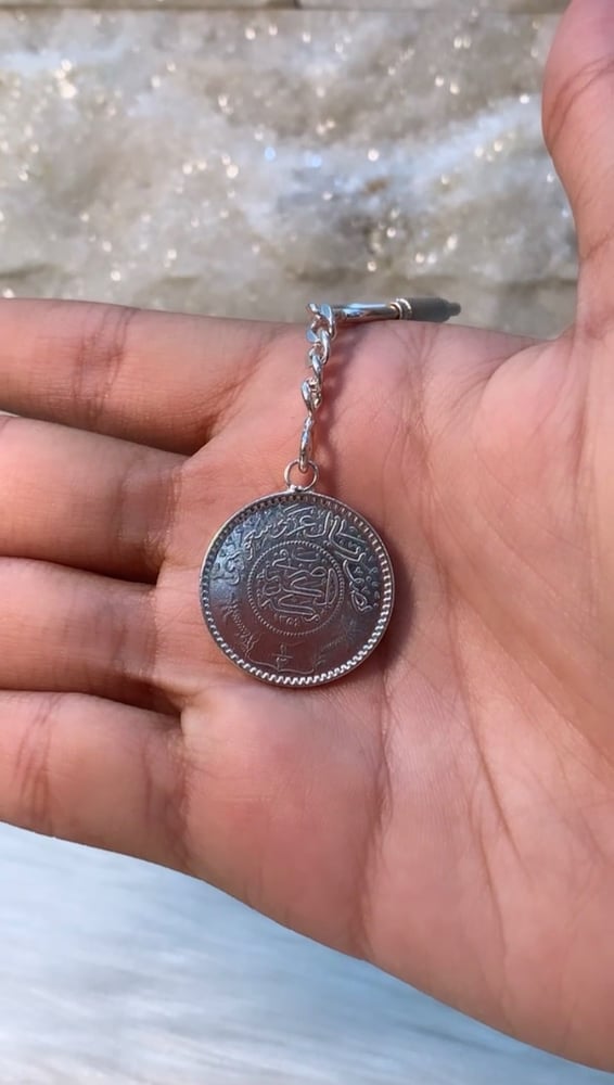ميدالية نص ريال فضة كامل وليس طبعه تصميم مميز