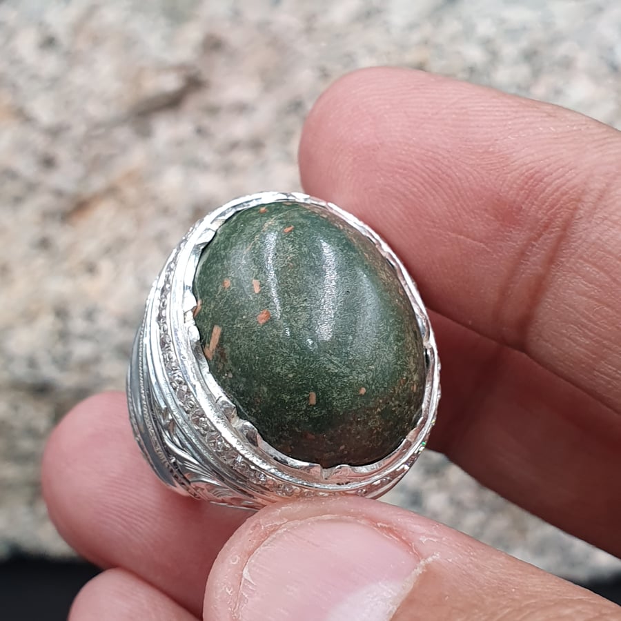 خاتم جبل احد العشبي مرصع بالزركون صياغه لكس الشريف