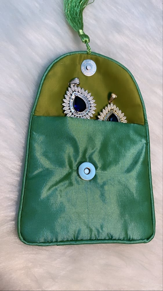 Easy-to-carry jewelry bag, taffeta fabric, embroidered with silk ribbon, lavender flowers, lined inside, green color