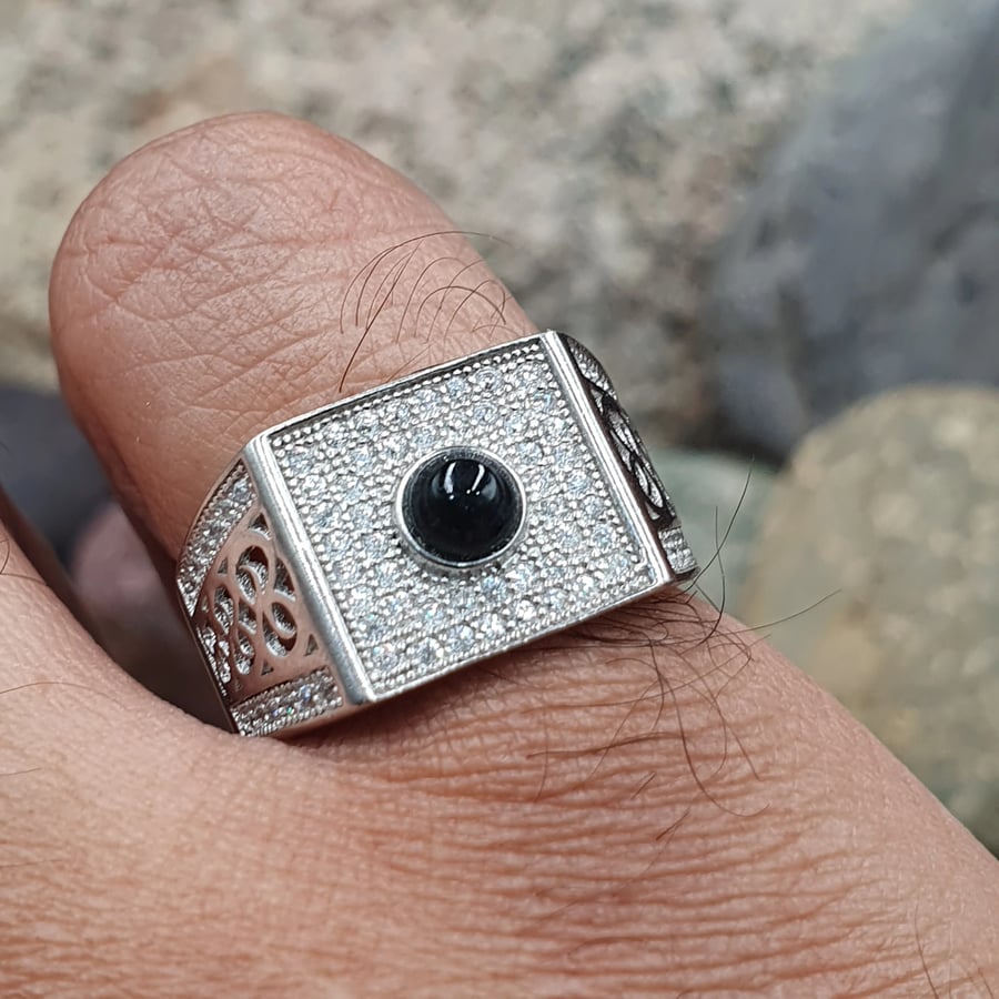 خاتم عقيق اسود دائري مرصع بالزركون
