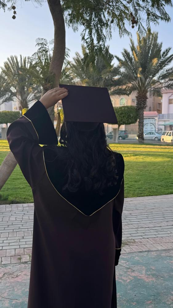 عبايه تخرج باللون الليلكي ( غامق )