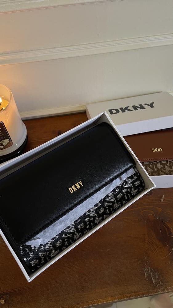 شنطة DKNY بلونين مميزين