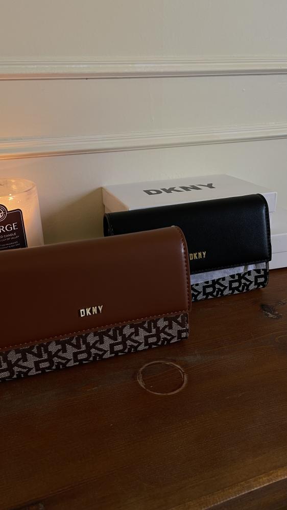 شنطة DKNY بلونين مميزين