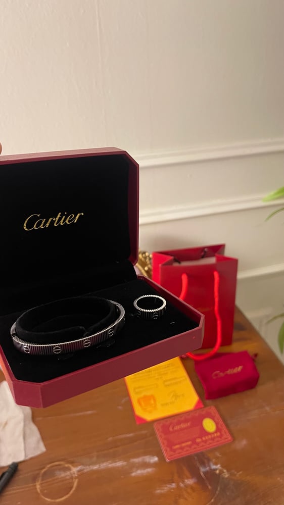 طقم  Cartier بلونين مميزين