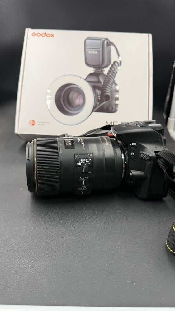 كاميرا نيكون D5600 مع عدسة ماكرو سيجما