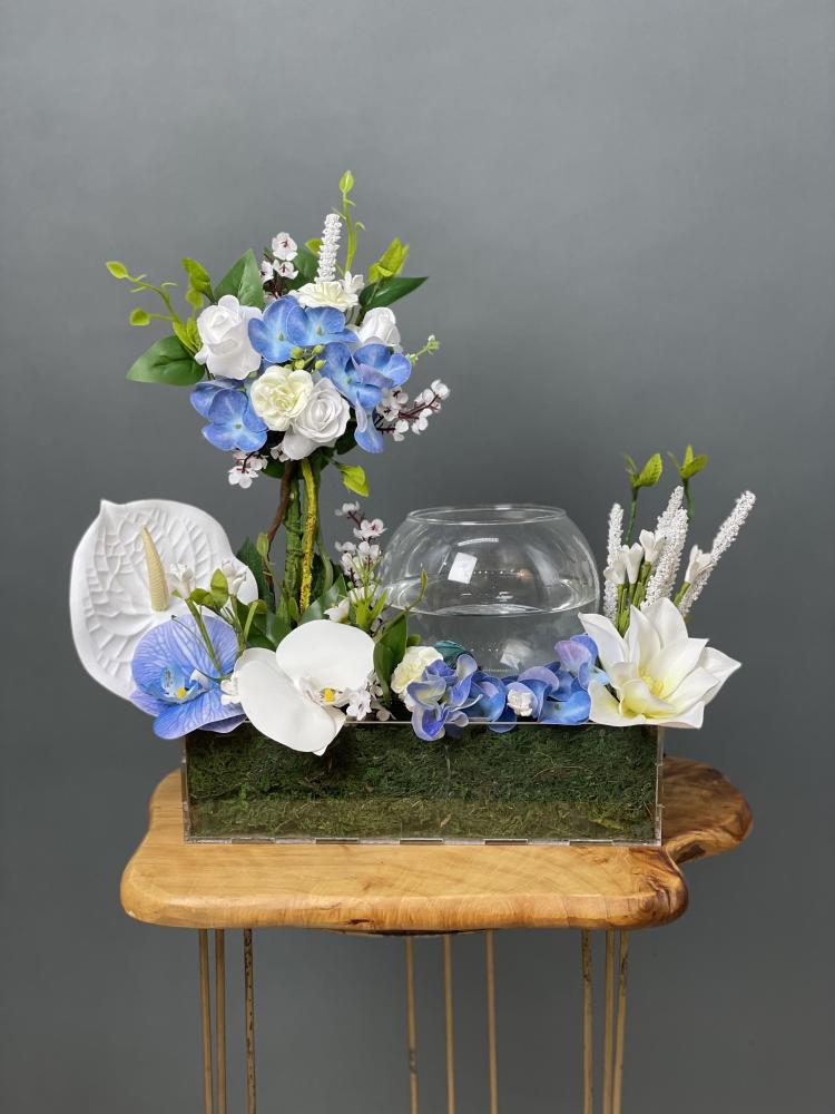 Decorative fish tank, artificial flowers
