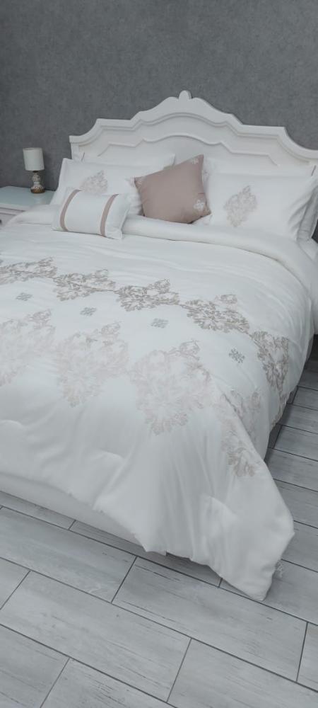 Set for two people, 8 embroidered pieces