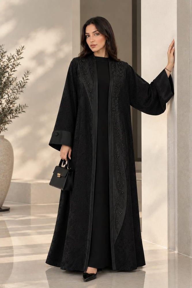 عباية كريب سوداء مفتوحة (Open Abaya) مصممة بأسلوب عصري وأنيق.