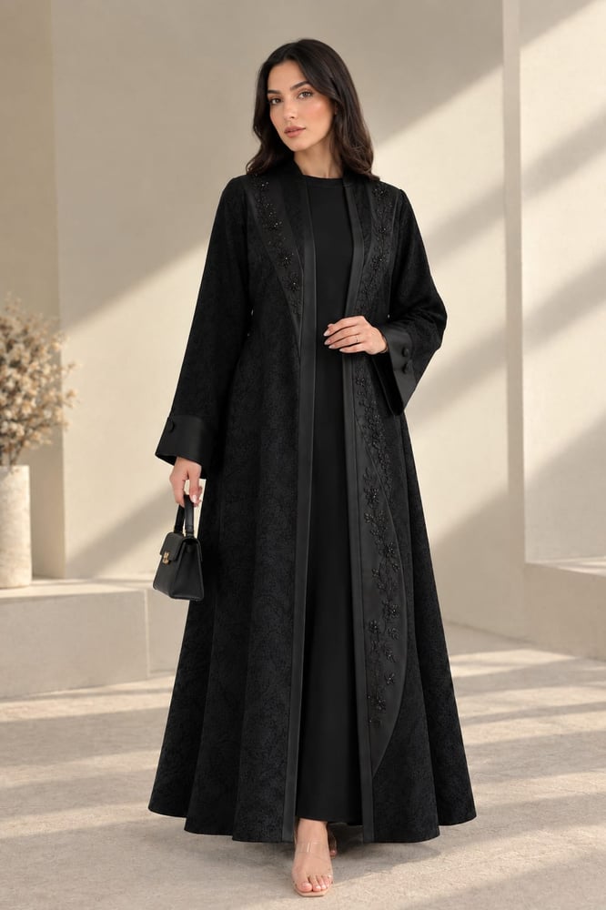 عباية كريب سوداء مفتوحة (Open Abaya) مصممة بأسلوب عصري وأنيق.