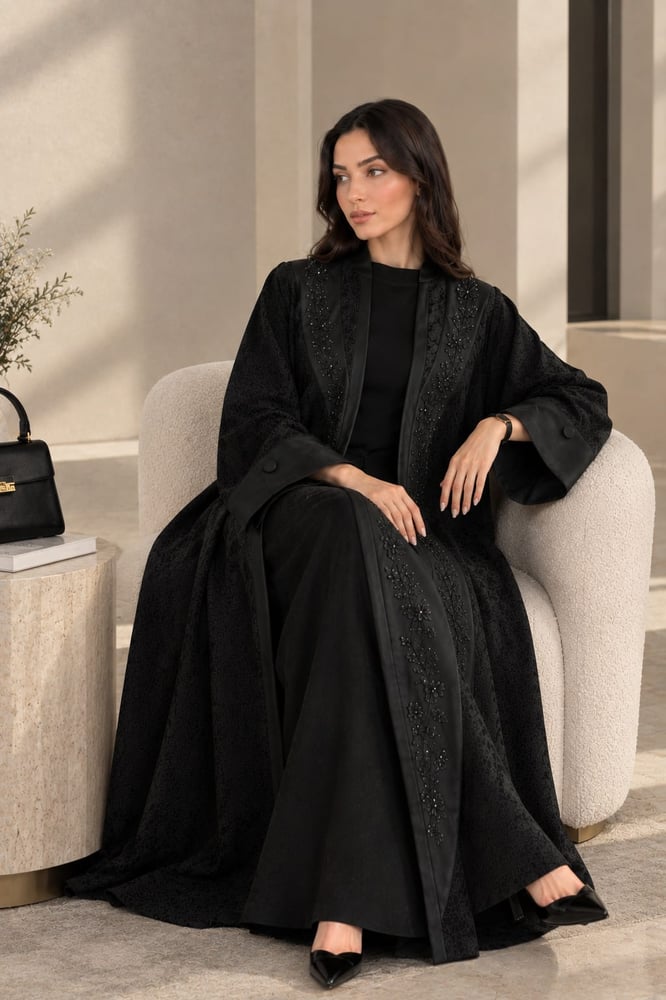 عباية كريب سوداء مفتوحة (Open Abaya) مصممة بأسلوب عصري وأنيق.
