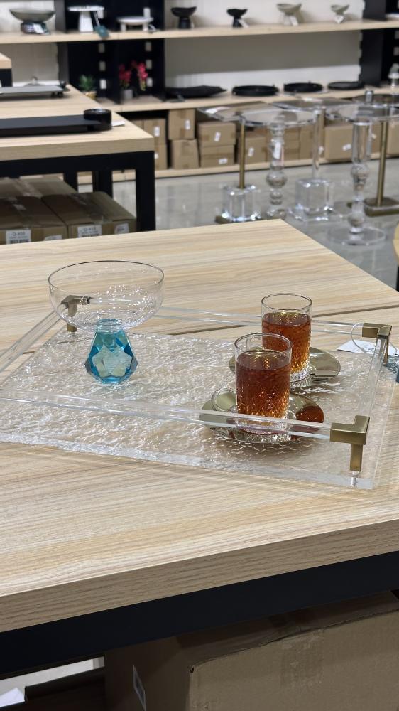 طقم شاهي وقهوة بصحن ذهبي وبتصميم كلاسك