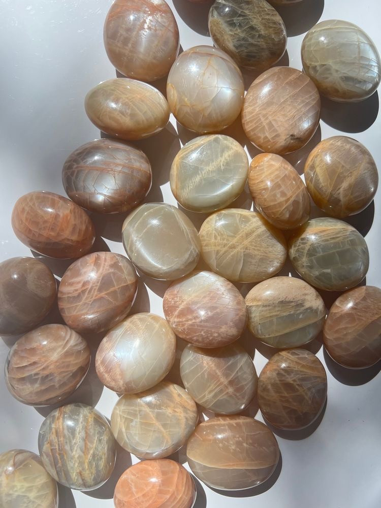 حجر القمر المشمشي Peach Moonstone
