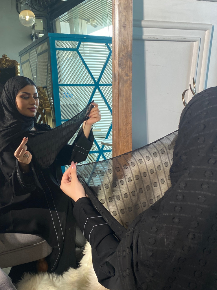 طرحة سوداء ناعمة