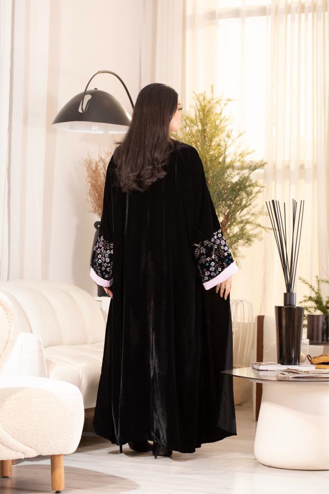 عباية مخمل اسود باكمام مطرزه بالموف الفاتح