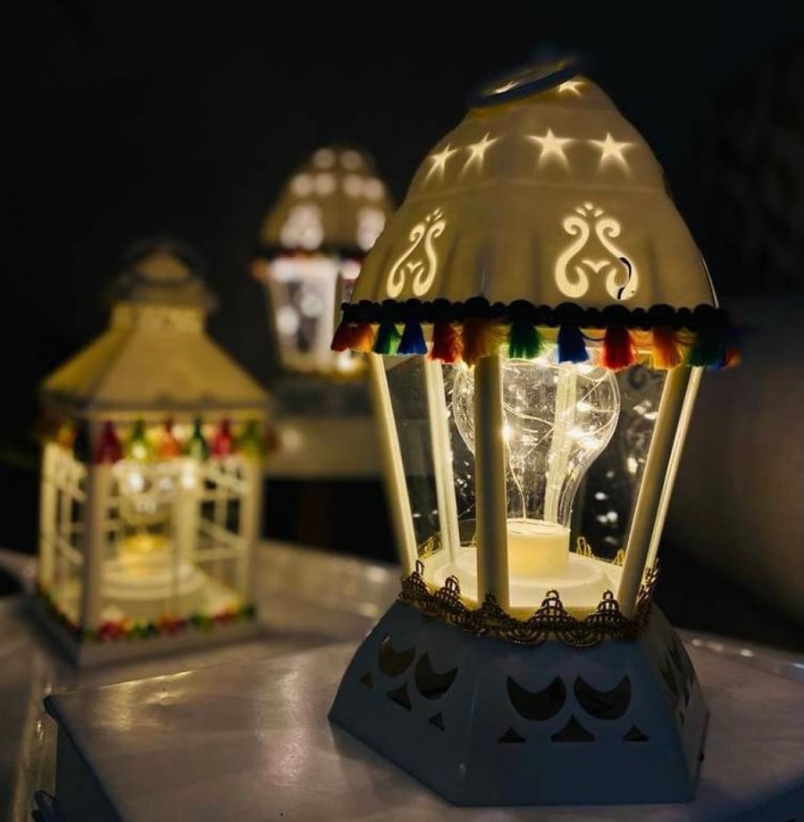 فانوس رمضان مضيئ بزخارف رمضانية - يعمل بالبطارية