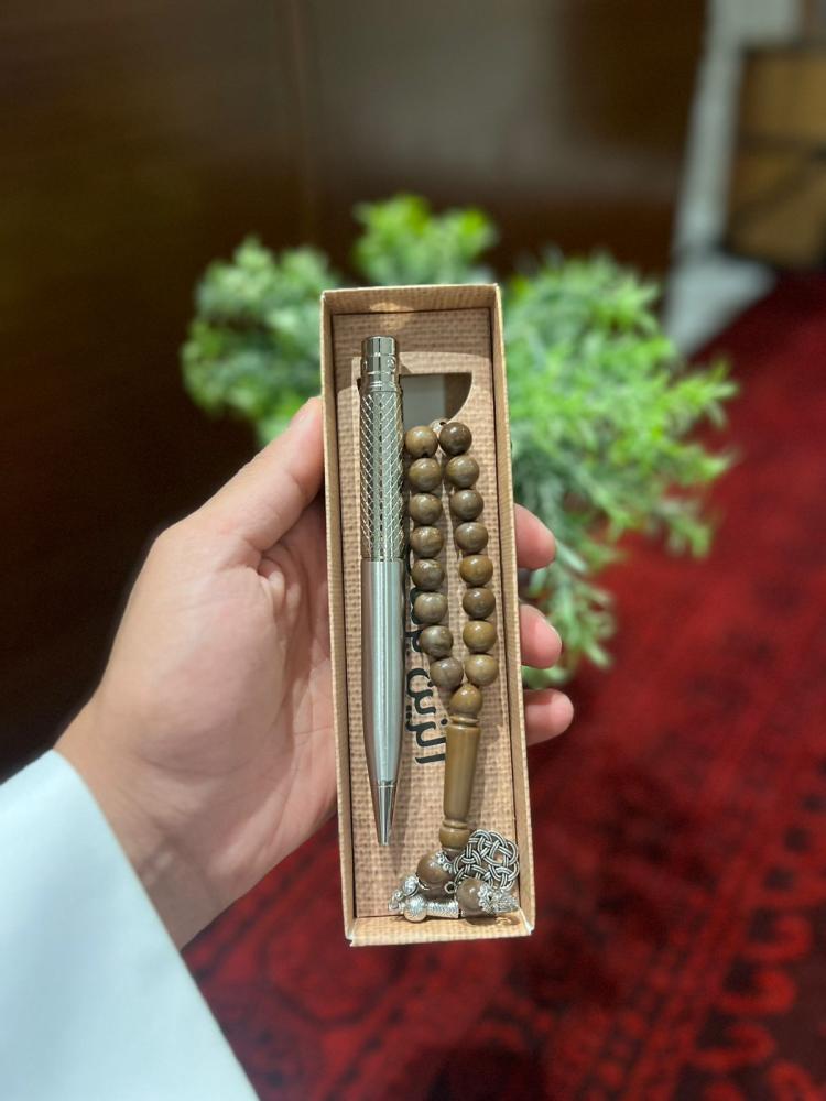 طقم بني مموج وباشا فضي