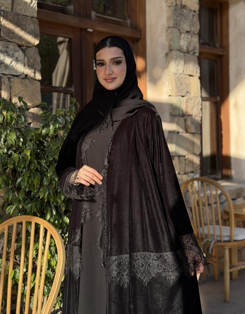 عباية مخمل كلوش بأكمام دانتيل