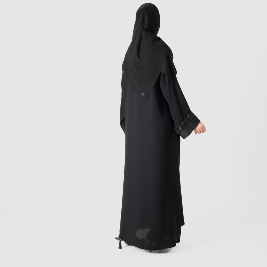 عباية نص كلوش مطرزة على الاكمام