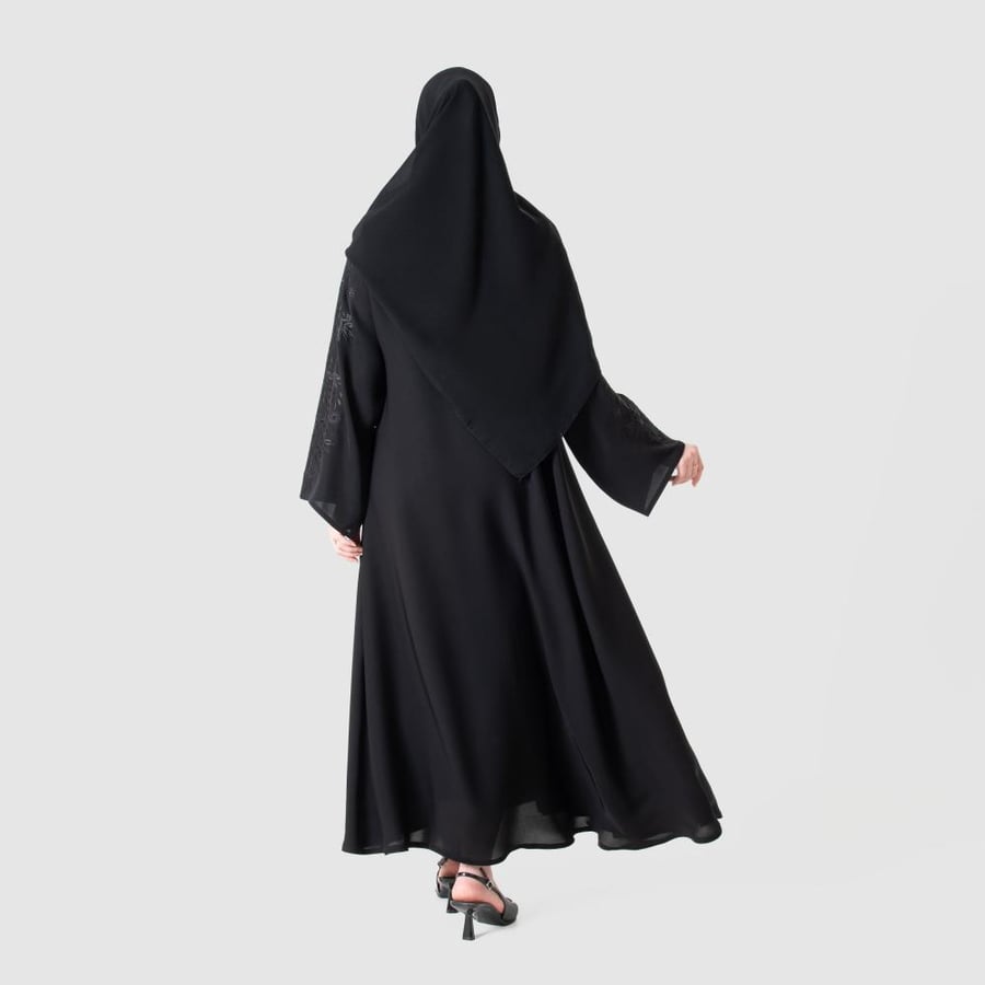 عباية نصف كلوش بتطريز مشجر أسود على الأكمام