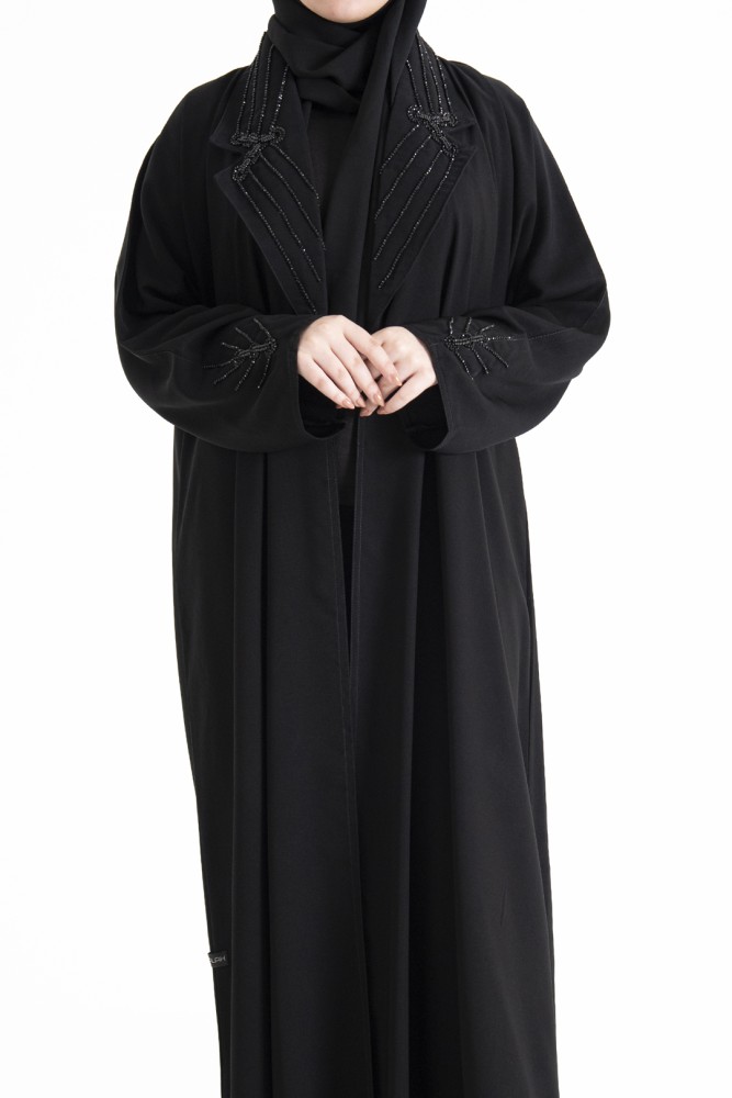عبايه كـــــتف بتطريز ناعم على الياقه والأكمام