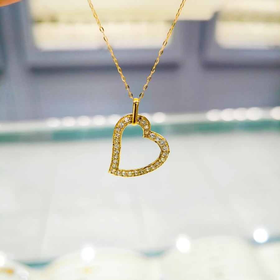 Gold floating heart ring with a unique design of pure zircon