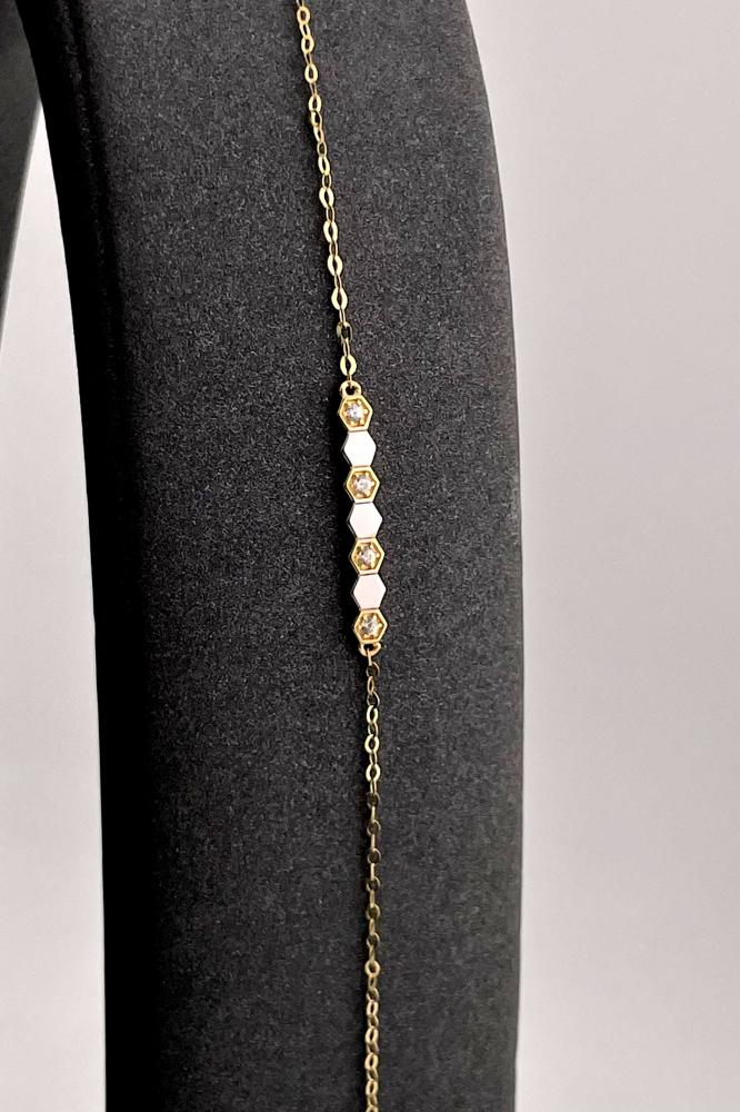 A soft set with a global design, pure zircon, 18-karat.