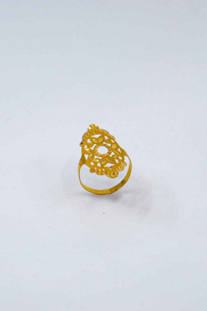 A rocket-shaped ring in a vertical design with a popular style, with a distinctive presence, at an exceptional price, pure 21-karat gold.