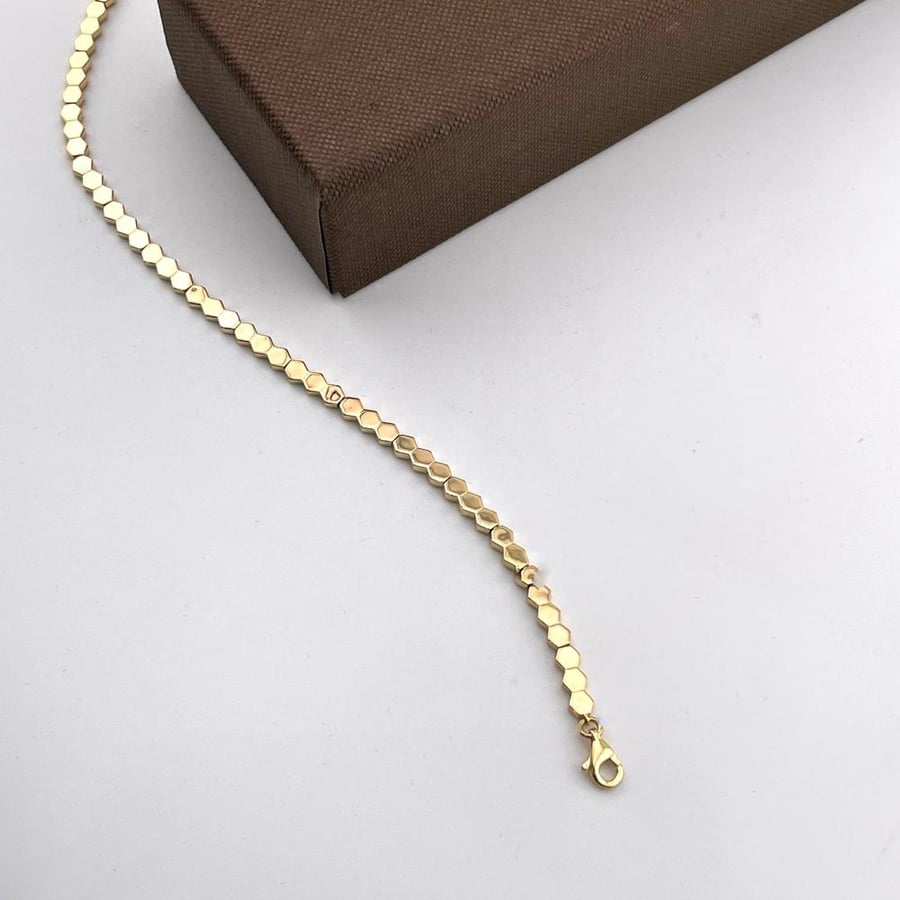 Pure gold flowing design worldwide 18 karat