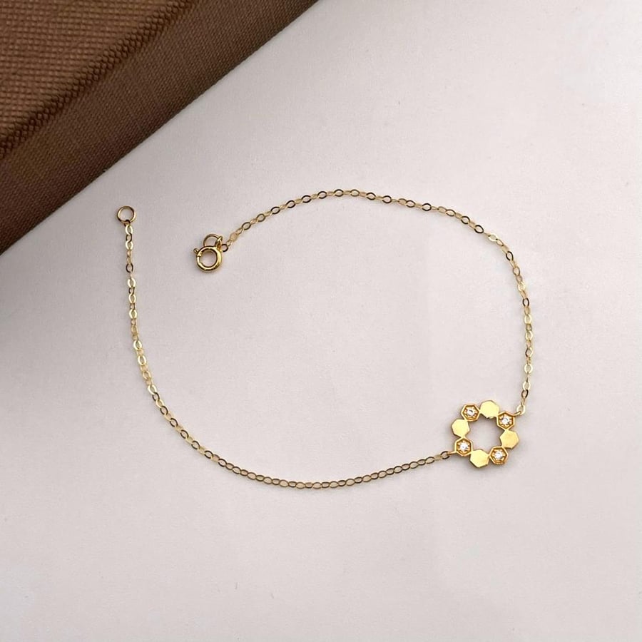 Smooth flowing design, global design, pure zircon, 18 karat