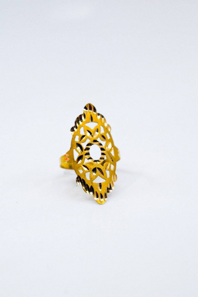 A rocket-shaped ring in a vertical design with a popular style, with a distinctive presence, at an exceptional price, pure 21-karat gold.