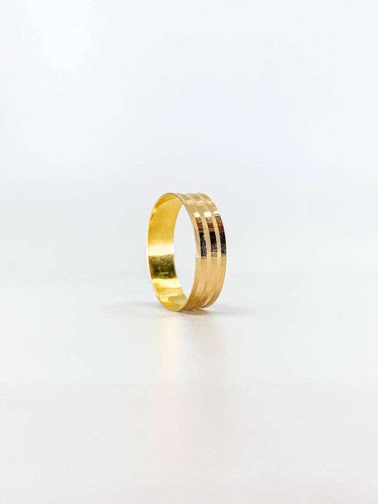 A ring of pure gold 21 karat, fast line design, shiny lines, soft wide weight, at a very reasonable price