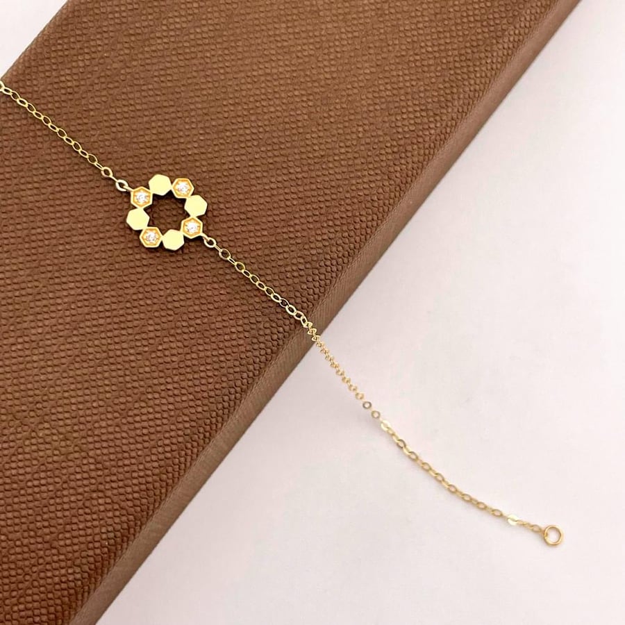 Smooth flowing design, global design, pure zircon, 18 karat