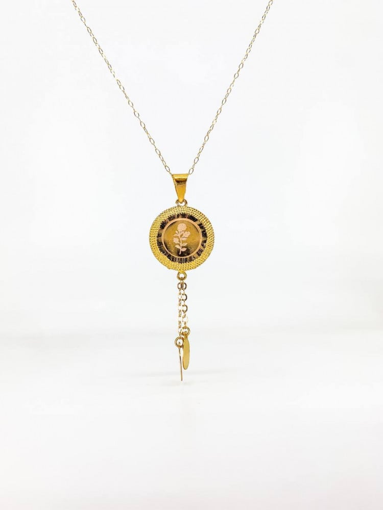 A pure 21-karat gold necklace with a delicate chain and a strong pendant, with an ideal weight for a price worthy of the precious metal.